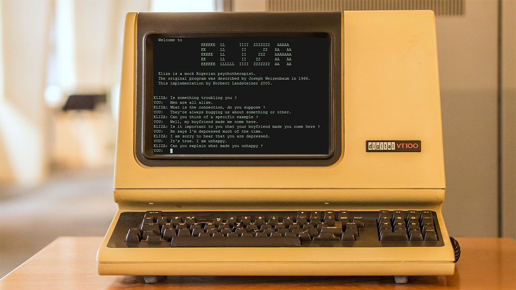 Abb. 4:&nbsp;<a href="https://commons.wikimedia.org/wiki/File:TSD_Computer_-,Schreib_und_B%C3%BCrotechnik_DEC_ASCII_Computer-Terminal_digital_VT_100.jpg" target="_blank" rel="noreferrer noopener">Computer-Terminal</a>&nbsp;(Foto von NoRud auf Wikimedia unter&nbsp;<a href="https://creativecommons.org/licenses/by-sa/4.0/" target="_blank" rel="noreferrer noopener">CC BY SA 4.0</a>) mit dem&nbsp;<a href="https://commons.wikimedia.org/wiki/File:ELIZA_conversation.jpg" target="_blank" rel="noreferrer noopener">Screenshot&nbsp;</a><br><a href="https://commons.wikimedia.org/wiki/File:ELIZA_conversation.jpg" target="_blank" rel="noreferrer noopener">einer ELIZA-Konversation</a>&nbsp;(Foto auf Wikimedia, Public Domain), Remix von Alexander Piwowar