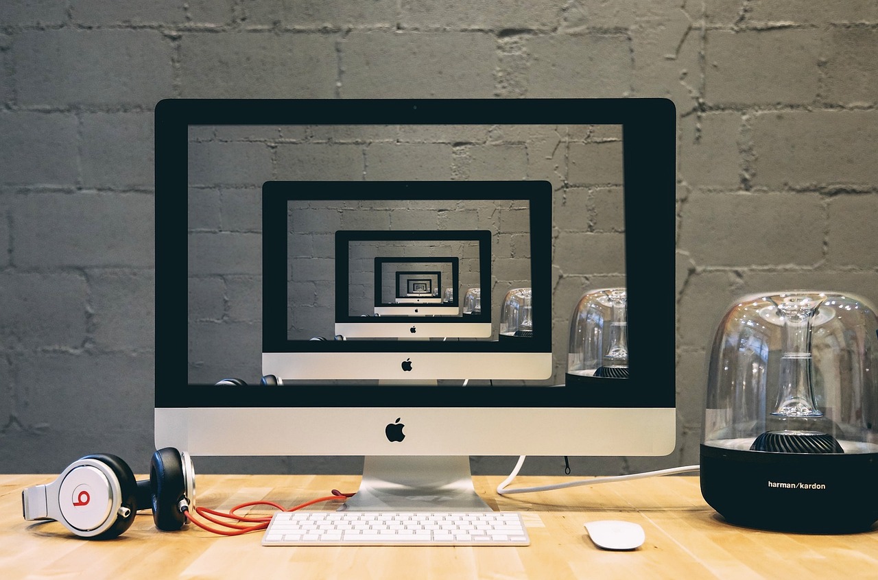 Abb. 6: Reproduktion des immer gleichen Inputs (a.k.a. Rekursive Schleife oder Droste-Effekt), Foto von&nbsp;<a href="https://pixabay.com/de/photos/bild-im-bild-imac-computer-4354466/" target="_blank" rel="noreferrer noopener">JuliusH</a>&nbsp;auf Pixabay